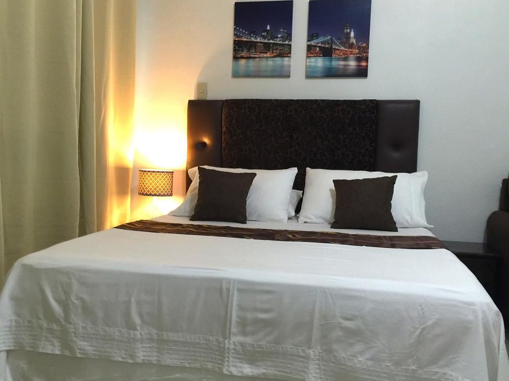 Mch Suites At Robinson'S Place Residences Manila Esterno foto