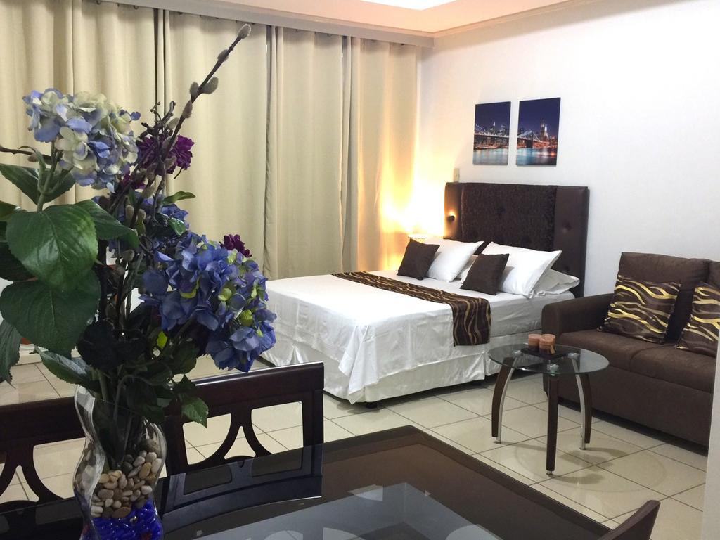 Mch Suites At Robinson'S Place Residences Manila Esterno foto